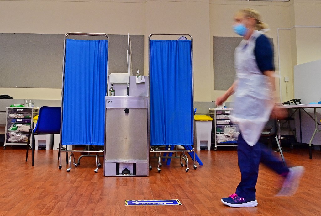 Une infirmière dans un centre de vaccination Covid-19 à Derby, dans le centre de l'Angleterre, le 20 septembre 2021. (AFP)