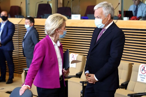 La présidente de la Commission européenne Ursula von der Leyen s'entretient avec le commissaire européen à la Justice Didier Reynders lors d’une réunion du Collège des commissaires au Berlaymont, à Bruxelles, le 22 septembre 2021. (François Walschaerts/Pool/AFP)