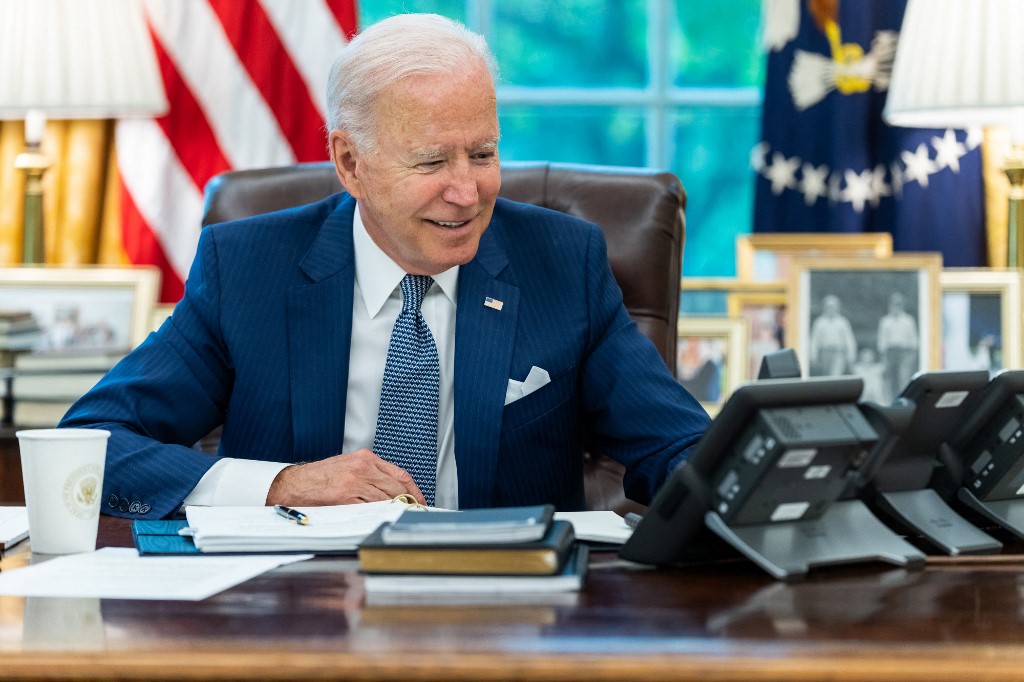 Sur cette image publiée par la Maison Blanche, le président américain Joe Biden s'entretient au téléphone avec le président français Emmanuel Macron le 22 septembre 2021, dans le bureau ovale de la Maison Blanche à Washington, DC. (AFP)