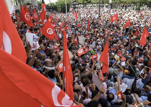 Des manifestants scandent des slogans lors d'une manifestation dans la capitale tunisienne Tunis le 26 septembre 2021, contre les récentes mesures du président Kais Saied pour resserrer son emprise sur le pouvoir (Photo, AFP)