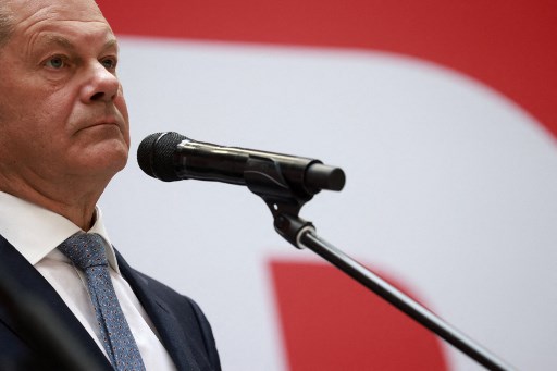 Le ministre allemand des Finances, vice-chancelier et candidat des sociaux-démocrates (SPD) à la chancelière Olaf Scholz prononce un communiqué de presse au siège du parti à Berlin le 27 septembre 2021, un jour après les élections générales. (Odd Andersen/AFP)