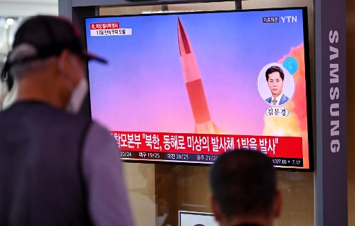 Dans une gare de Séoul, une émission télévisée montre des images d'archives d'un essai de missile nord-coréen, le 28 septembre 2021, après que la Corée du Nord a tiré un «projectile non identifié» dans la mer au large de sa côte est, selon l'armée sud-coréenne. (Jung Yeon-je / AFP)