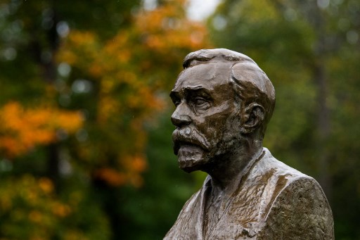 Un buste d'Alfred Nobel est photographié à l'extérieur du manoir Bjoerkborn, où Nobel a vécu pendant les périodes estivales des dernières années de sa vie, à Karlskoga, en Suède, le 16 septembre 2021. Le dernier laboratoire d'Alfred Nobel existe toujours, à deux pas d'une grande usine d'explosifs. En Suède et dans le monde, l'héritage industriel du fondateur du prix Nobel fait encore des étincelles. (Jonathan Nackstrand/AFP