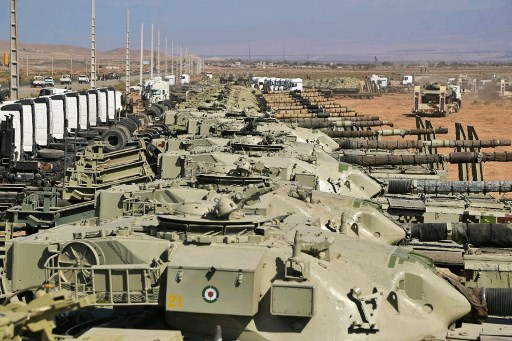 Une photo publiée par le site officiel de l'armée iranienne le 1er octobre 2021, montre des chars de l'armée iranienne lors d'un exercice militaire dans le nord-ouest du pays, près de la frontière azerbaïdjanaise iranienne. Les forces terrestres de l'armée iranienne ont commencé aujourd'hui à manœuvrer près de la frontière du pays avec l'Azerbaïdjan, ont rapporté les médias officiels, malgré les critiques de son voisin du nord-ouest. (Bureau de l'armée iranienne / AFP)