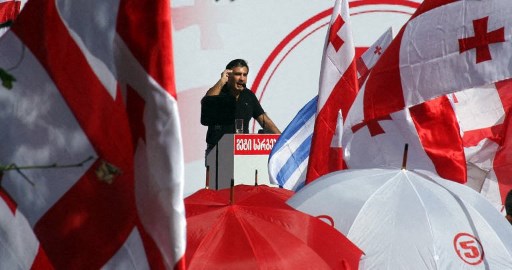 Dans cette photo d'archives prise le 29 septembre 2012, le président géorgien Mikheil Saakashvili s'adresse à des partisans lors d'un rassemblement de son parti au pouvoir, le Mouvement national uni, dans la ville balnéaire de Batoumi, sur la mer Noire, le dernier jour de campagne avant les élections parlementaires du 1er octobre. (Seyran Baroyan/AFP)
