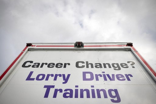 Un poids lourd utilisé pour la formation des chauffeurs de camion et les tests de conduite est vu au National Driving Centre à Croydon, dans le sud de Londres, le 1er octobre 2021. (Tolga Akmen / AFP)