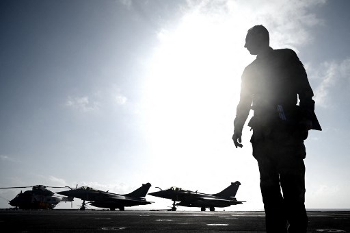 Des chasseurs à réaction Rafale sur le pont du porte-avions français Charles de Gaulle en mer, au large de la ville de Hyères, le 23 janvier 2020 (Photo, AFP)