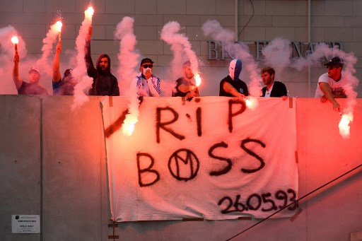 Les supporters marseillais brandissent des fusées éclairantes en rendant hommage à Bernard Tapie, ancien propriétaire du club de football français de l'Olympique de Marseille (OM) au stade Vélodrome de Marseille le 3 octobre 2021 (Photo, AFP)