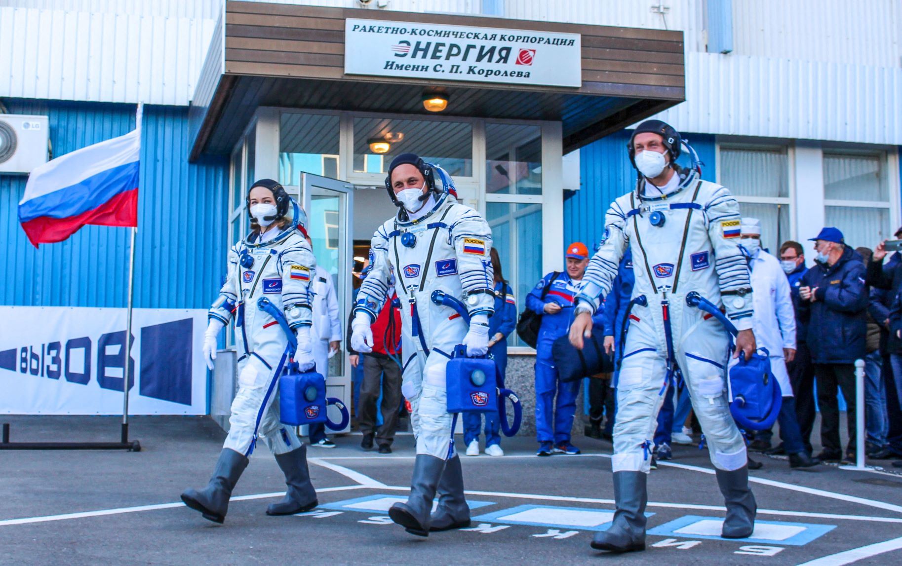 L'équipe russe ayant tourné le premier film en orbite revient sur Terre