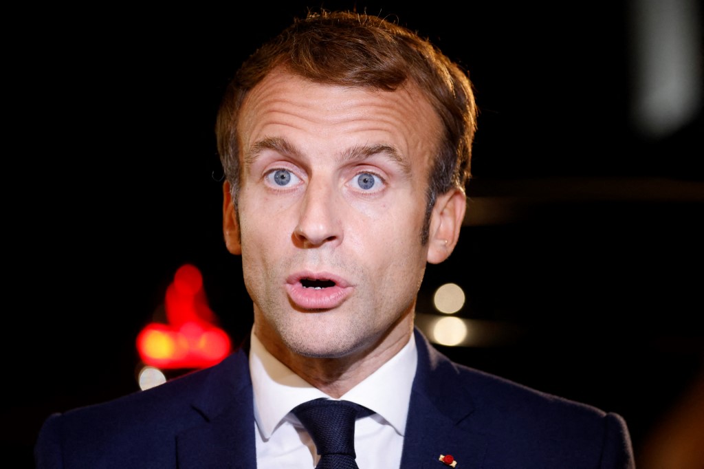 Présidentielle: pour Emmanuel Macron, le dangereux statut de favori