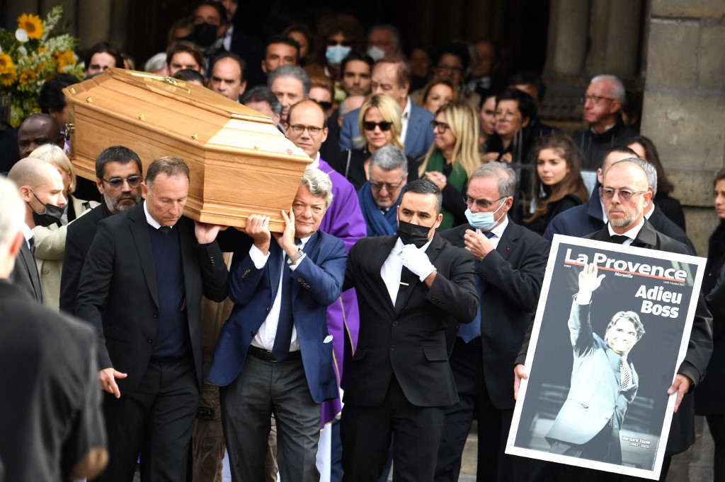Sportifs, politiques, artistes à la messe en hommage à Tapie à Paris
