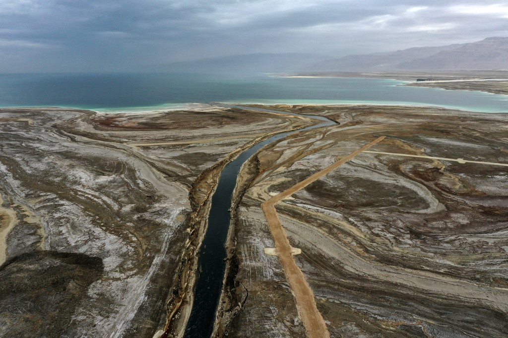 Quand la mer Morte s'efface, de singuliers cratères apparaissent