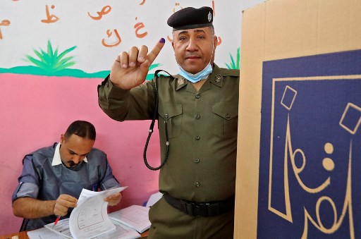 Des membres des forces de sécurité irakiennes participent au vote anticipé pour les élections législatives à Bagdad, le 8 octobre 2021. Un total de 329 sièges sont à gagner lors des élections, qui ont été avancées en guise de concession aux manifestations pro-démocratie dirigées par des jeunes qui ont éclaté fin 2019. (Sabah Arar/AFP)