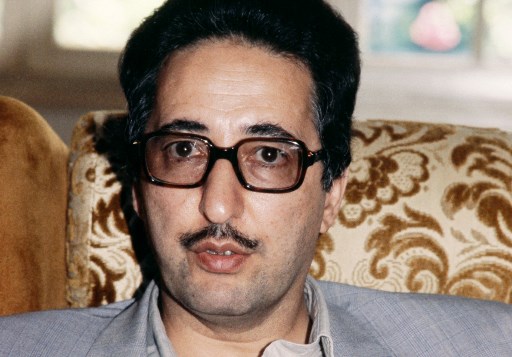 Cette photo d'archive prise le 19 août 1981 montre l'ancien président iranien Abolhassan Banisadr, à Auvers-sur-Oise, dans la banlieue de Paris, la capitale française. Les médias d'État iraniens ont annoncé aujourd'hui la mort de Banisadr. (Dominique Faget / AFP)