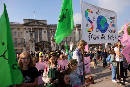 Devant les grilles de Buckingham, des jeunes demandent à Elizabeth II de «réensauvager» les terres royales