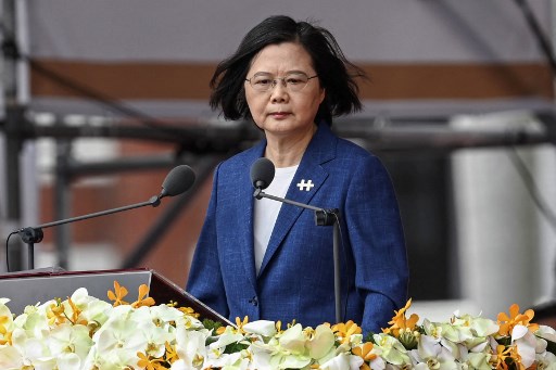 La présidente taïwanaise Tsai Ing-wen prend la parole lors des célébrations de la fête nationale devant le palais présidentiel à Taipei le 10 octobre 2021. (Sam Yeh/AFP)