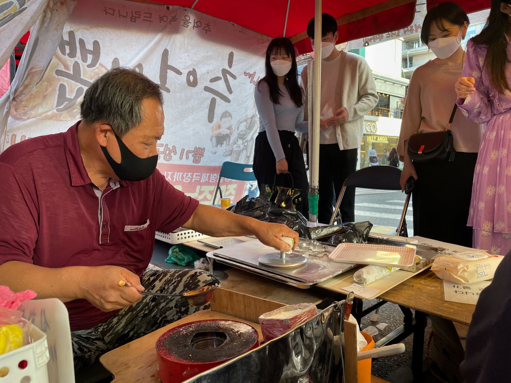 A Séoul, la série Squid Game fait le bonheur d'un couple de vendeurs de confiseries