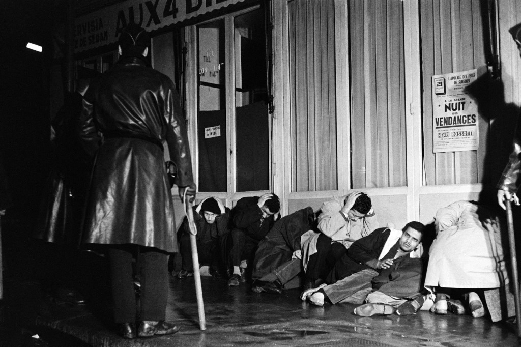 Des manifestants arrêtés par la police, le 17 octobre 1961 à Paris (Photo, AFP).