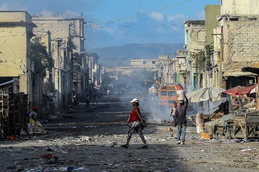 Longtemps confinés dans les bidonvilles, les gangs ont progressivement étendu leur contrôle en Haïti et les près de trois millions d'habitants de Port-au-Prince sont contraints d'adapter leur quotidien à cette réalité, de peur d'en être la prochaine victime. (Chanda Khanna/AFP)