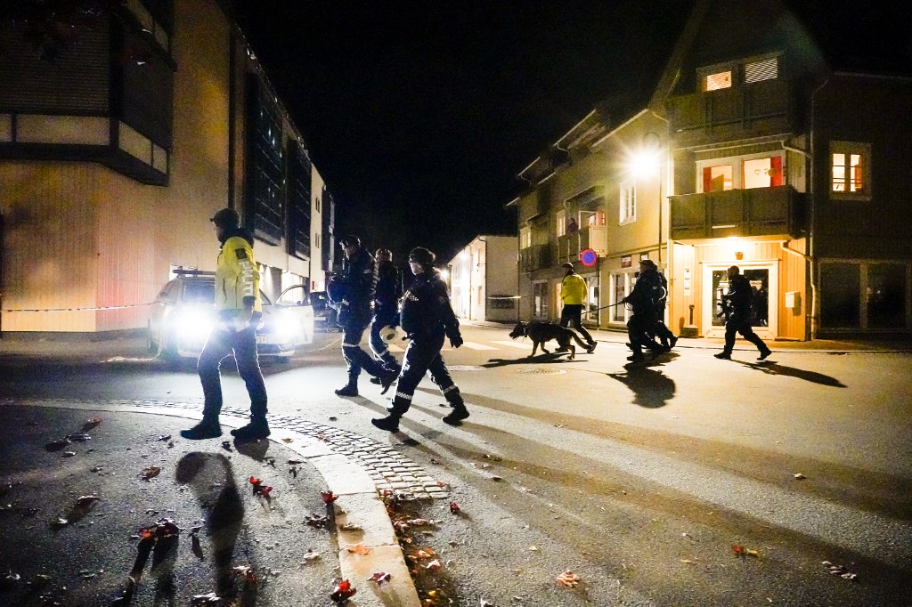 Des policiers bouclent la scène où ils enquêtent à Kongsberg, en Norvège, après qu'un homme armé d'un arc a tué plusieurs personnes avant d'être arrêté par la police le 13 octobre 2021. (AFP)