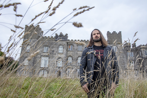 Randal Plunkett, baron de Dunsany, pose dans l'enceinte de son siège Dunsany Castle, à Dunsany, au nord-ouest de Dublin, le 13 octobre 2021. (Paul Foi /AFP)