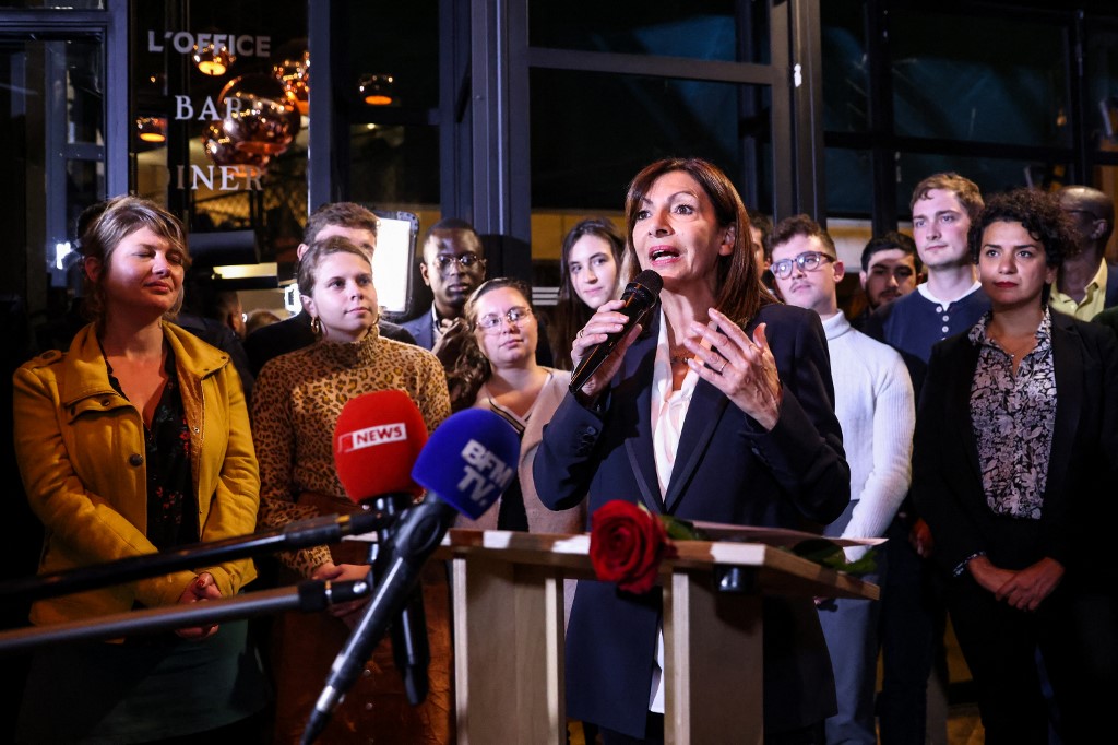 Anne Hidalgo, toujours à la peine dans les sondages, est investie par le PS