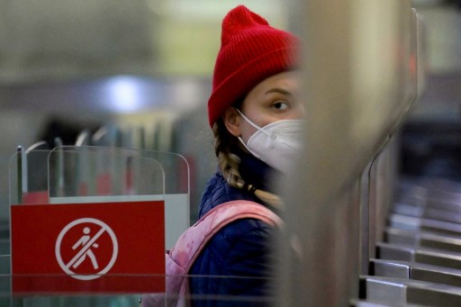 Sur cette photo d'archive prise le 23 septembre 2021, une passagère franchit un guichet équipé d'un système de paiement par reconnaissance faciale - Face Pay - à la station de métro Turgenevskaya à Moscou, alors que la capitale russe teste le nouveau système. Les militants des droits de l'homme ont critiqué la technologie – déjà utilisée dans des dizaines de supermarchés de Moscou – comme un exemple de surveillance d'État rampante. (Natalia Kolesnikova/AFP)