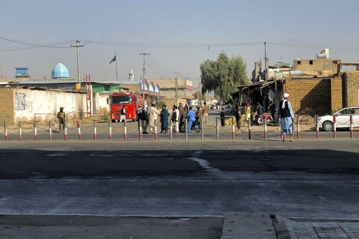 Des membres des talibans montent la garde près d'une mosquée chiite dans la province de Kandahar le 15 octobre 2021, après qu'au moins 37 personnes ont été tuées lors d'explosions dans une mosquée chiite, a déclaré à l'AFP un porte-parole d'un hôpital. (Javed Tanveer / AFP)