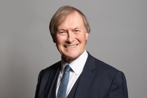 Une photographie non datée publiée par le Parlement britannique montre le député conservateur de Southend West, David Amess, posant pour un portrait officiel à la Chambre du Parlement à Londres. (Richard Townshend / Parlement Royaume-Uni / AFP)