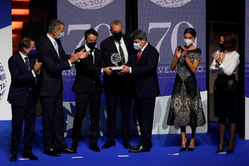 Les lauréats du prix Premio Planeta 2021lors de la cérémonie de la 70e édition du prix "Premio Planeta", à Barcelone le 15 octobre 2021.(Josep Lago/AFP)