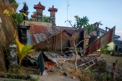 Cette photo prise et publiée le 16 octobre 2021 par l'agence régionale de gestion des catastrophes (BPBD) de Bali montre des maisons effondrées après un tremblement de terre de 4,8 à Karangasem, sur l'île touristique de Bali. (Document à distribuer / BALI BPBD / AFP)