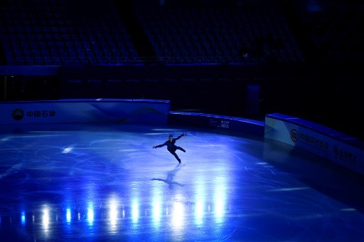 Deniss Vasiljevs de Lettonie se produit lors du gala d'exposition au Trophée ouvert de patinage artistique en Asie 2021, dans le cadre d'un événement test des Jeux Olympiques d'hiver de Pékin 2022, au stade couvert Capital de Pékin le 16 octobre 2021. (Wang Zhao / AFP)