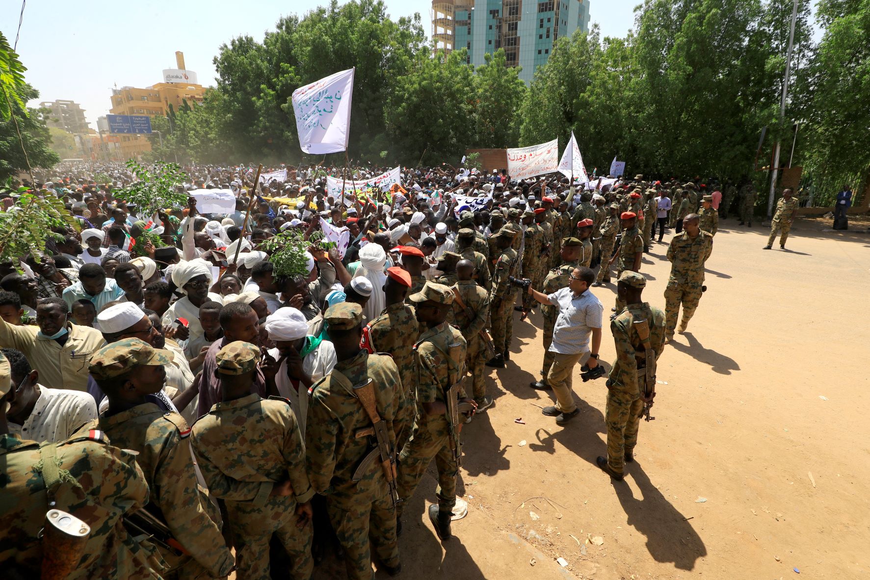 Soudan: des milliers de pro-armée campent jusqu'à la «chute du gouvernement»