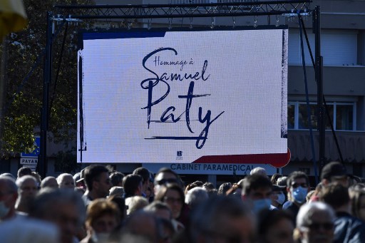 Hommages à Samuel Paty dans sa ville, son collège et à l'Elysée