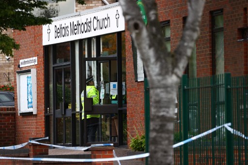 Policiers à l’œuvre sur les lieux de l’attaque au couteau dont a été victime le député britannique David Amess, à l'église méthodiste Belfairs à Leigh-on-Sea, le 17 octobre 2021. (Adrien Dennis/AFP)