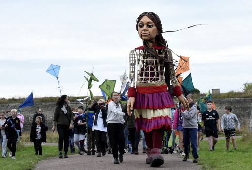 La marionnette Amal, porte-voix des enfants en exil, dans les pas des migrants à Calais