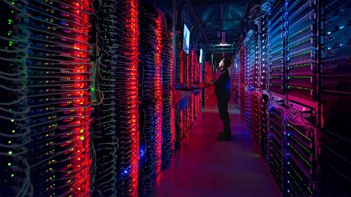 Cette photo d'OVHcloud montre l'intérieur du centre de données appartenant au fournisseur Web français OVHcloud, prise le 9 février 2017, à Beauharnois, près de Montréal, Québec. (OVHcloud / AFP)