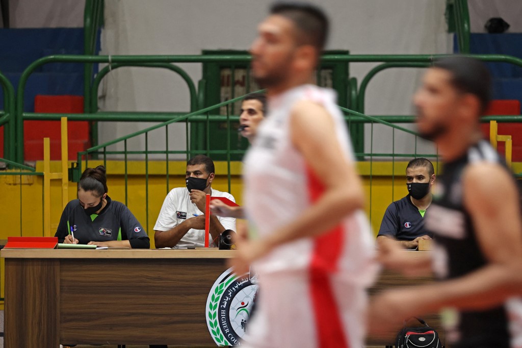 Basket: Amira Ismaïl, première femme arbitre à Gaza