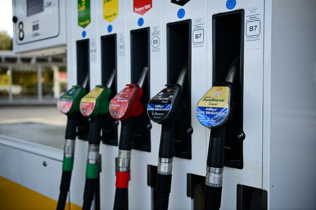 Hausse des prix du carburant: la pression monte sur l’exécutif