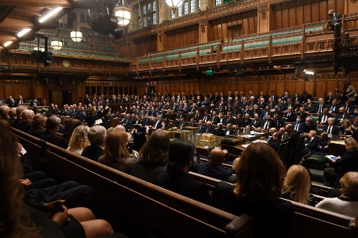 Une photographie publiée par le Parlement britannique montre une Chambre des communes lors d’un hommage à David Amess, à Londres le 18 octobre 2021. Le député conservateur vétéran Amess, qui avait 69 ans, a été poignardé à mort dans une salle paroissiale le 15 octobre alors qu'il rencontrait des électeurs. (Jessica Taylor /AFP/ Parlement Royaume-Uni)