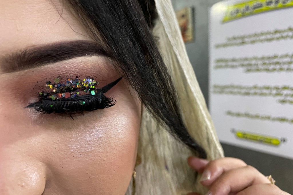 A Kaboul, un salon de beauté dernière oasis de liberté pour les femmes
