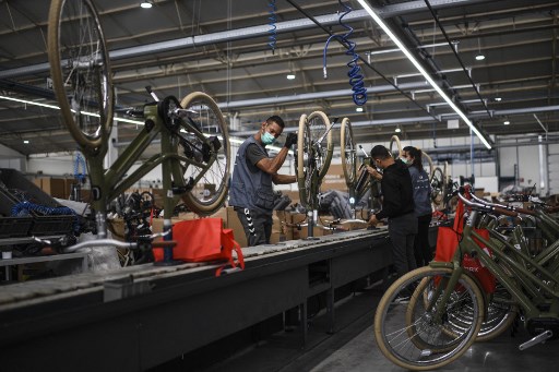 Les employés de la société InCycles Bike Group assemblent des vélos à l'usine d'Agueda le 15 octobre 2021. Le Portugal est devenu le champion européen de la fabrication de vélos conventionnels et électriques, selon Eurostat, avec plus de 2,5 millions de vélos produits en 2020. (Patricia de Melo Moreira / AFP)