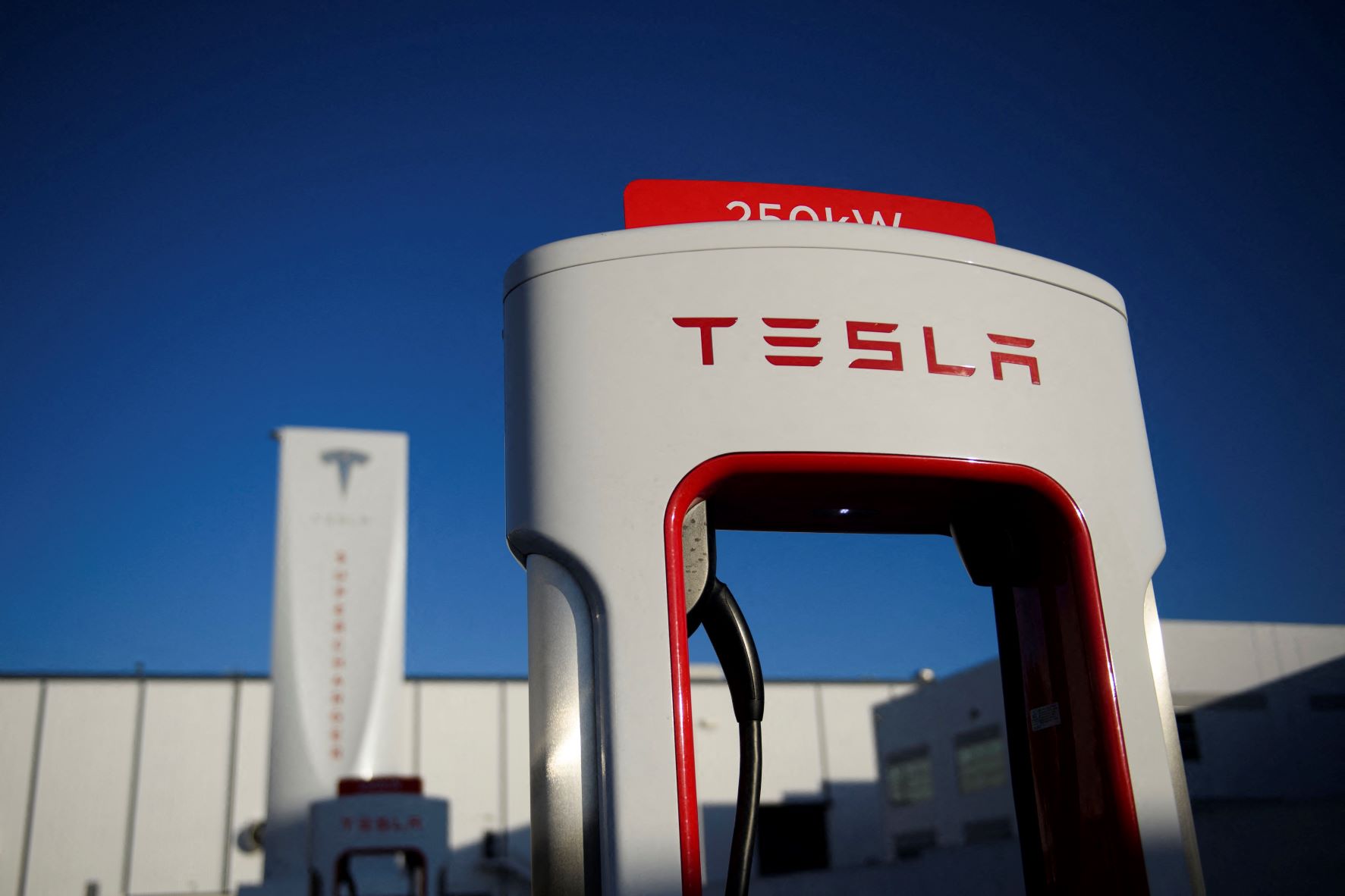 Tesla manoeuvre autour des défis logistiques et engendre des bénéfices record