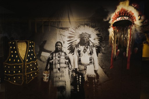 Cette photographie prise à Lyon le 20 octobre 2021 montre l'exposition 'Sur les traces des Sioux' au Musée des Confluences. L'exposition 'Sur la piste des Sioux', qui s'ouvre le 22 octobre 2021, revient sur les origines de la représentation des Indiens d'Amérique en Europe et en France. (Olivier Chassignole/AFP)