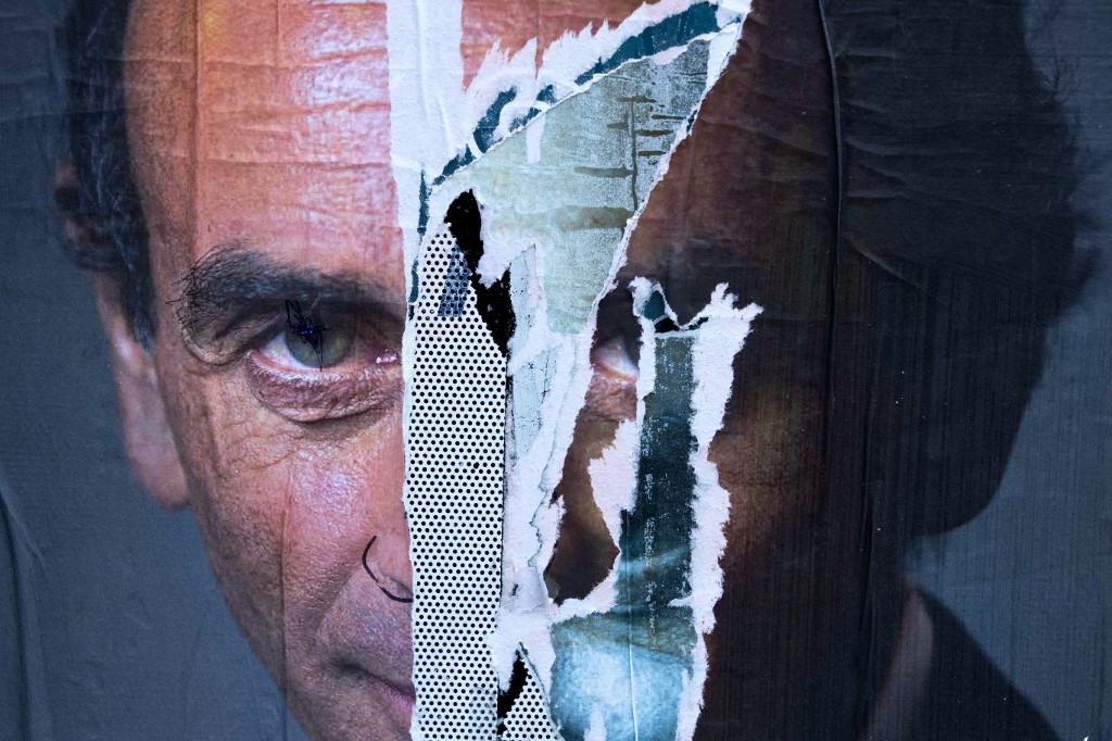 Affiche déchirée de soutien à la candidature d’Eric Zemmour pour les élections présidentielles de 2022 (Photo, AFP).