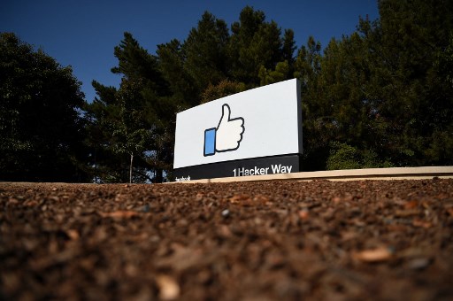 Sur cette photo d'archives prise le 23 octobre 2019, le panneau «J'aime» de Facebook sur le campus du siège social de Facebook à Menlo Park, en Californie. (Josh Edelson / AFP)