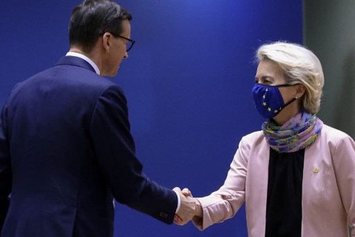 Le Premier ministre polonais Mateusz Morawiecki (à gauche) et la présidente de la Commission européenne Ursula von der Leyen se serrent la main le premier jour d'un sommet de l'Union européenne (UE) au bâtiment du Conseil européen à Bruxelles le 21 octobre 2021. (Yves Herman/Pool/AFP)