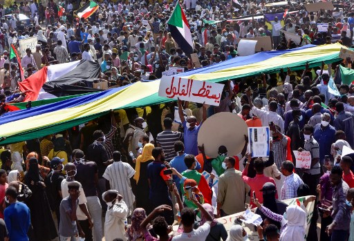 Des manifestants soudanais participent à une manifestation dans la ville de Khartoum Bahri, la ville jumelle nord de la capitale, pour exiger la transition du gouvernement vers un régime civil, le 21 octobre 2021. (AFP)