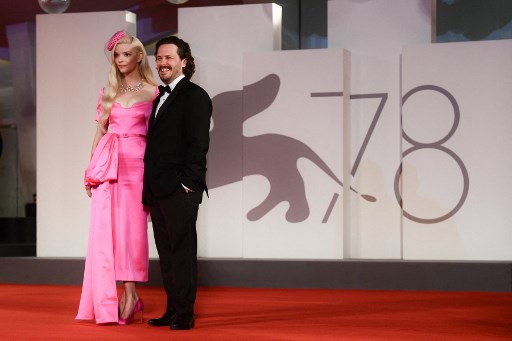 Dans cette photographie d'archives prise le 4 septembre 2021, l'actrice argentino-britannique née aux États-Unis Anya Taylor-Joy (à gauche) et le réalisateur britannique Edgar Wright posent à leur arrivée pour la projection du film «Last Night in Soho» présenté de compétition lors de la 78e Mostra de Venise au Lido de Venise. (Filippo Monteforte/AFP)