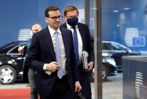 Le Premier ministre polonais Mateusz Morawiecki à son arrivée, le deuxième jour d'un sommet de l'Union européenne (UE) au bâtiment du Conseil européen à Bruxelles le 22 octobre 2021. (Olivier Hoslet/Pool/AFP)